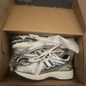 New Balance Silver and green. NIB never worn. Mens size 8